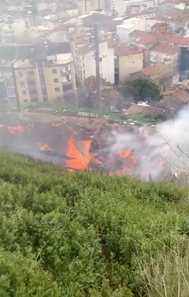 Bursa’da alev alev yanan ev kullanılmaz hale geldi
