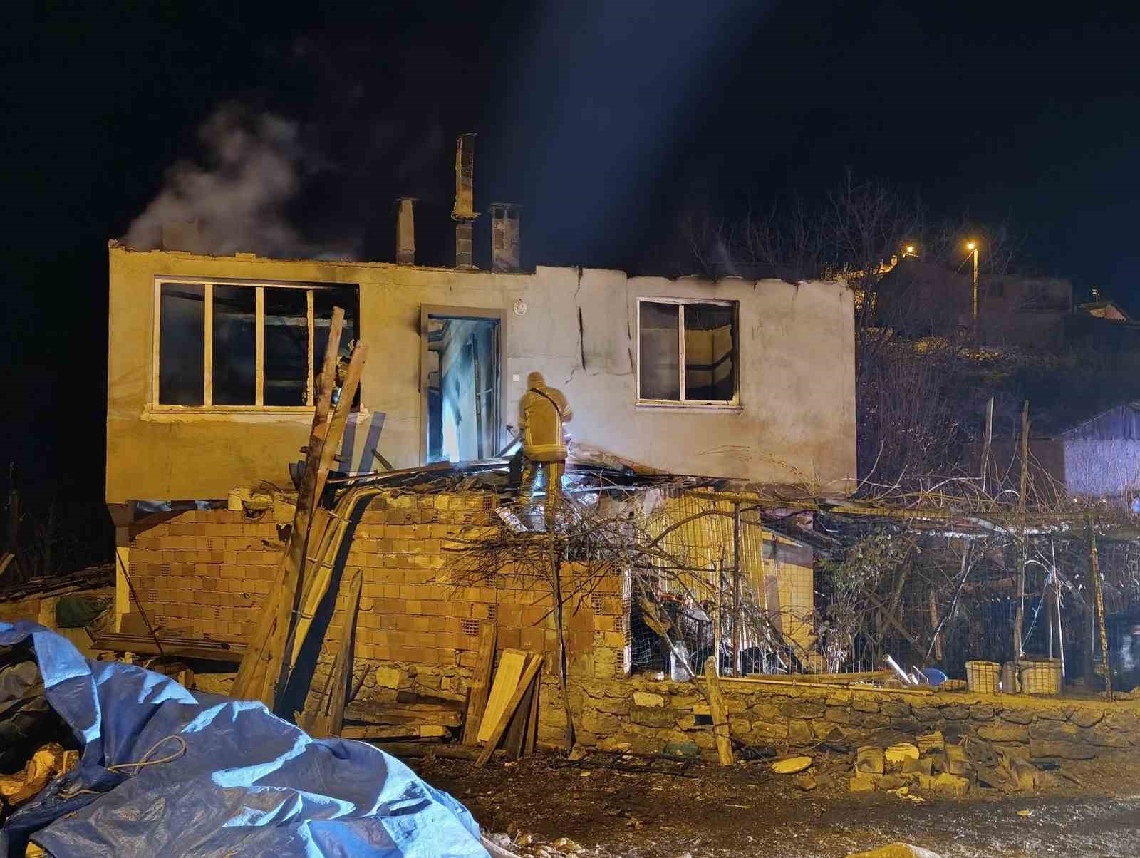 Bursa’da alevli gece...Köy evi alevlere teslim oldu
