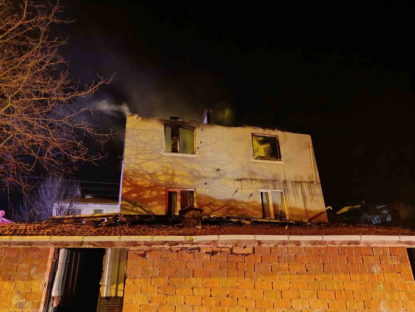 Bursa’da alevli gece...Köy evi alevlere teslim oldu
