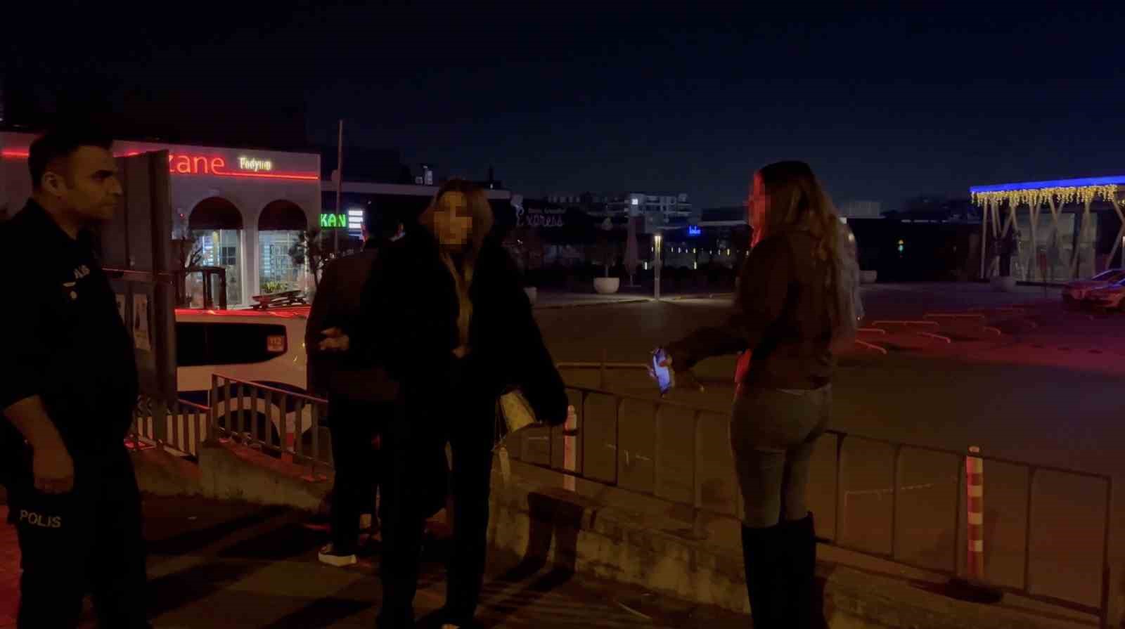 Bursa’da alkollü genç kızlar ortalığı karıştırdı, yol kenarında bekleyen sürücü ve aracına saldırdılar
