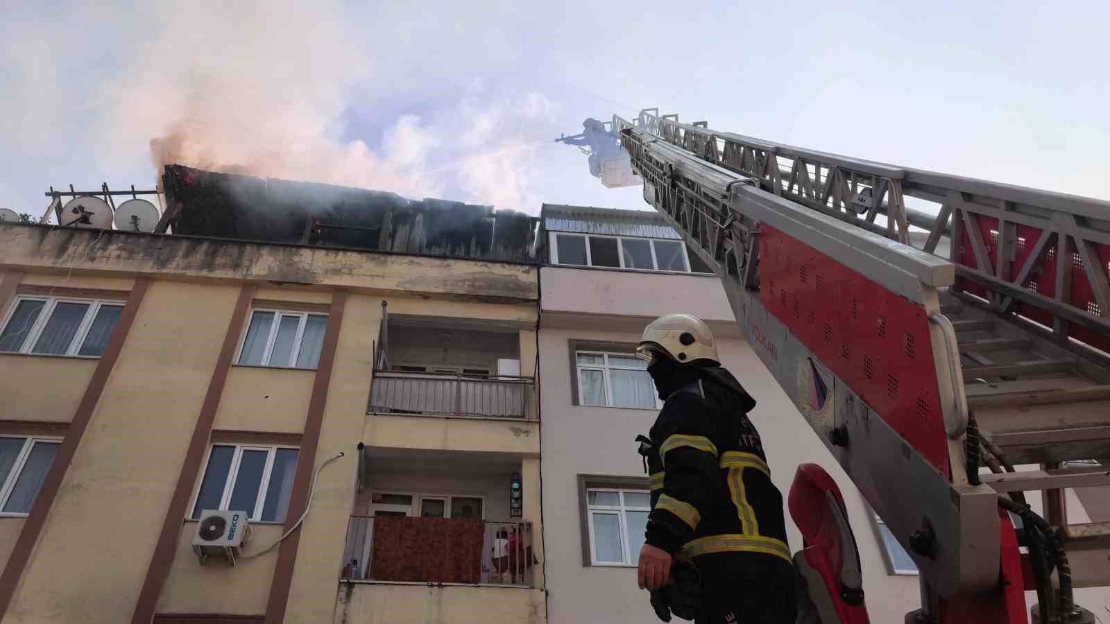 Bursa’da apartman terasında yangın paniği
