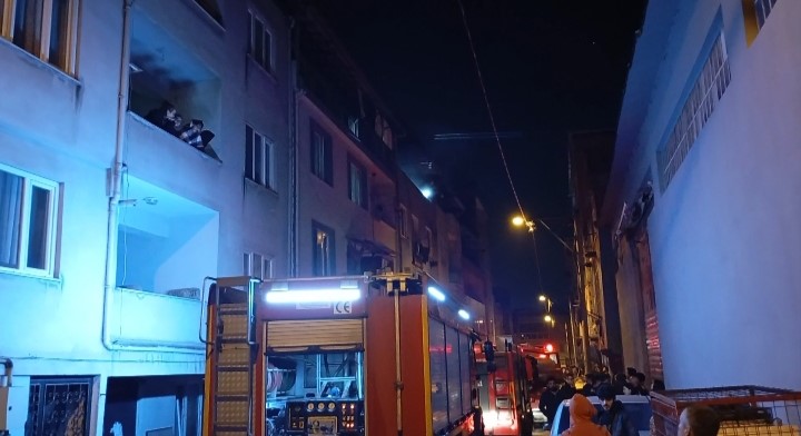 Bursa’da apartmanın çatı katında yangın
