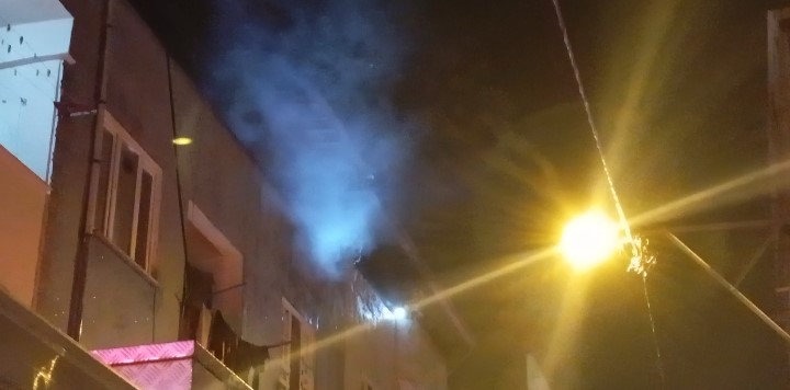 Bursa’da apartmanın çatı katında yangın
