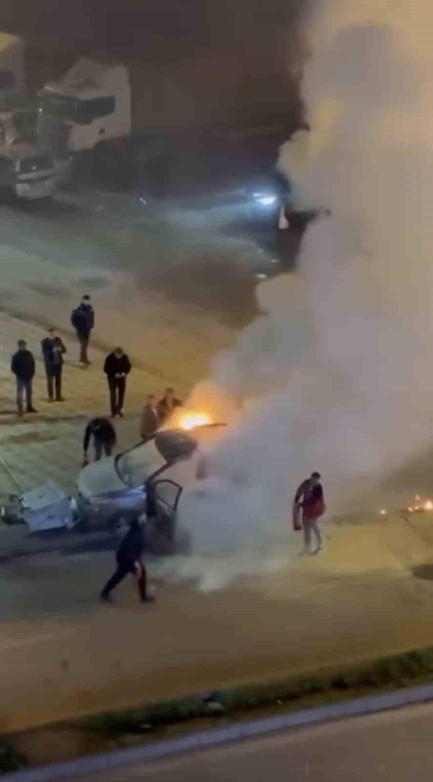 Bursa’da araç alev aldı, esnaf yangın tüpleriyle koştu
