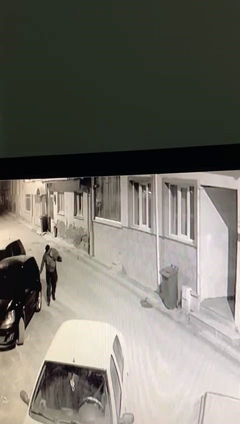 Bursa’da araçlara saldırı güvenlik kamerasına yansıdı
