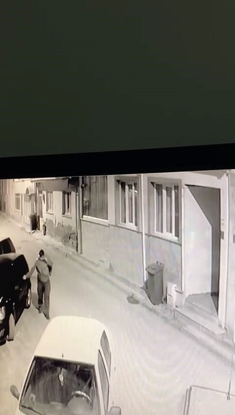 Bursa’da araçlara saldırı güvenlik kamerasına yansıdı
