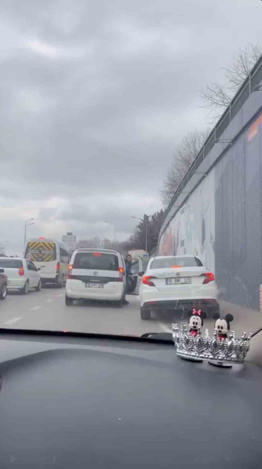 Bursa’da araçtan indi, ehliyeti gitti...Yol verme tartışmasına 180 bin lira ceza
