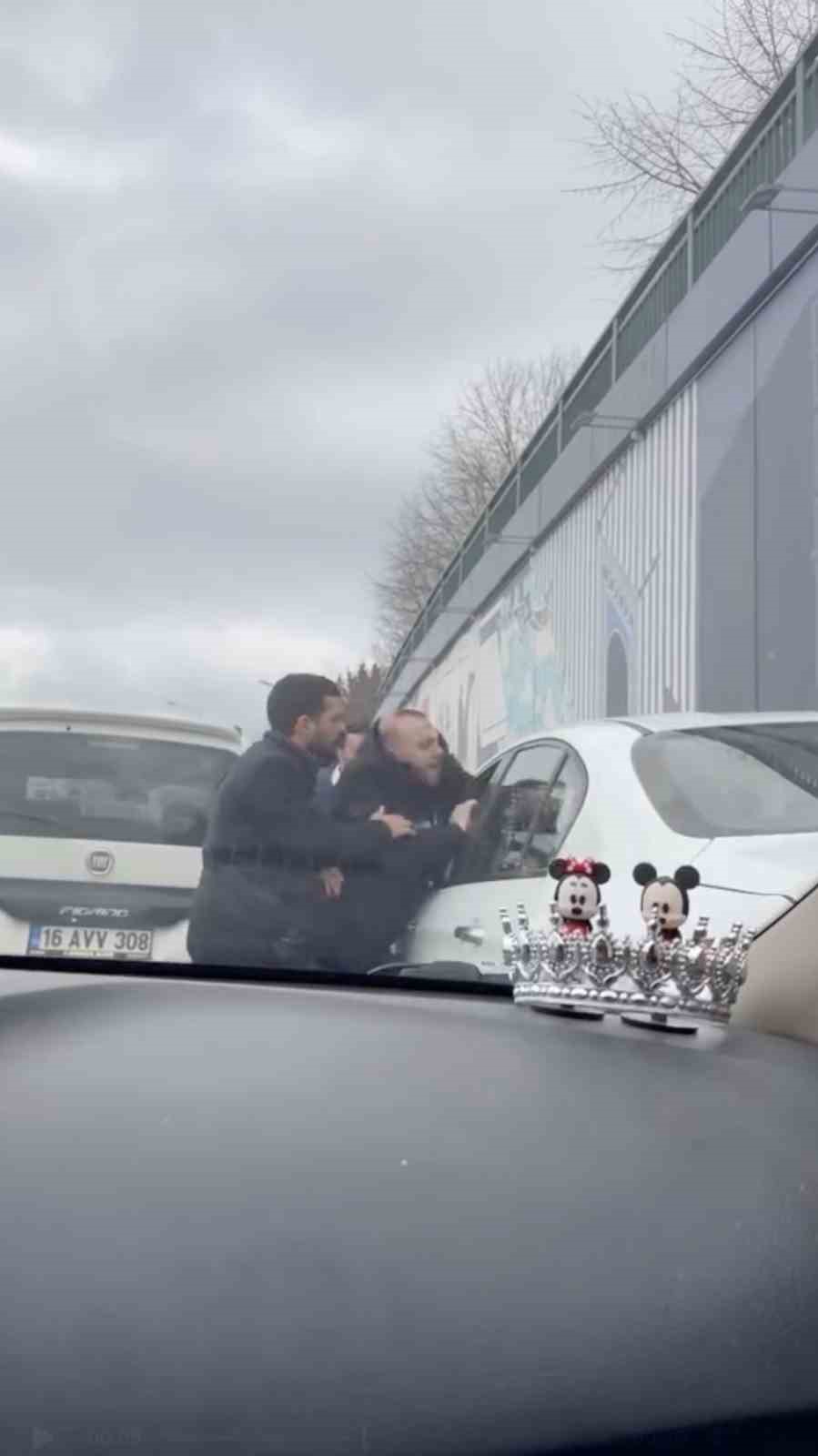 Bursa’da araçtan indi, ehliyeti gitti...Yol verme tartışmasına 180 bin lira ceza
