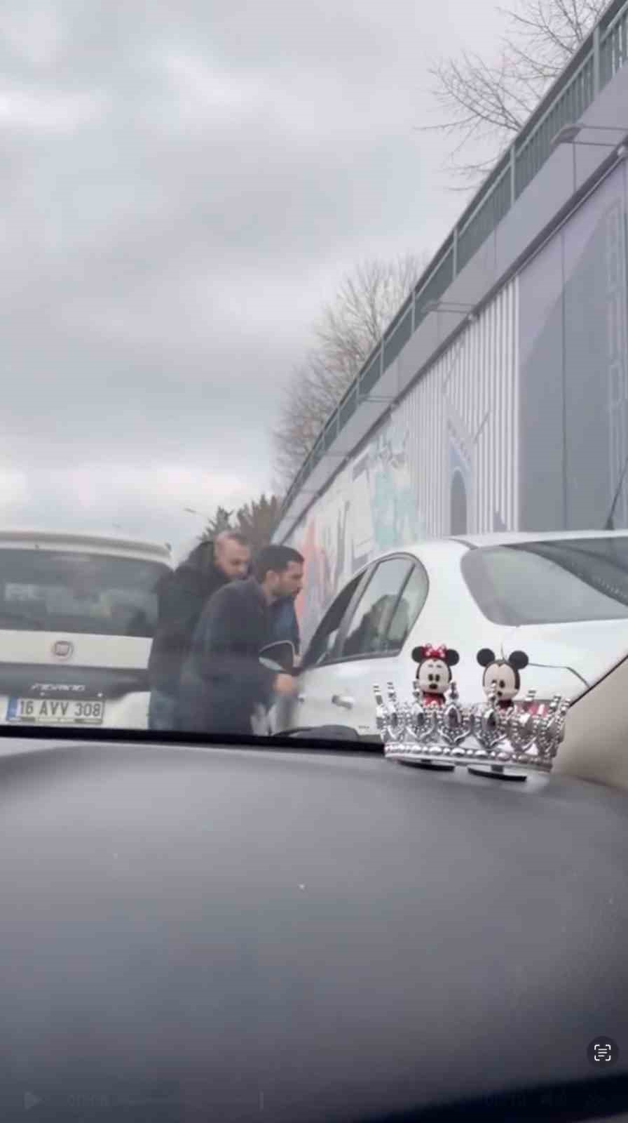 Bursa’da araçtan indi, ehliyeti gitti...Yol verme tartışmasına 180 bin lira ceza
