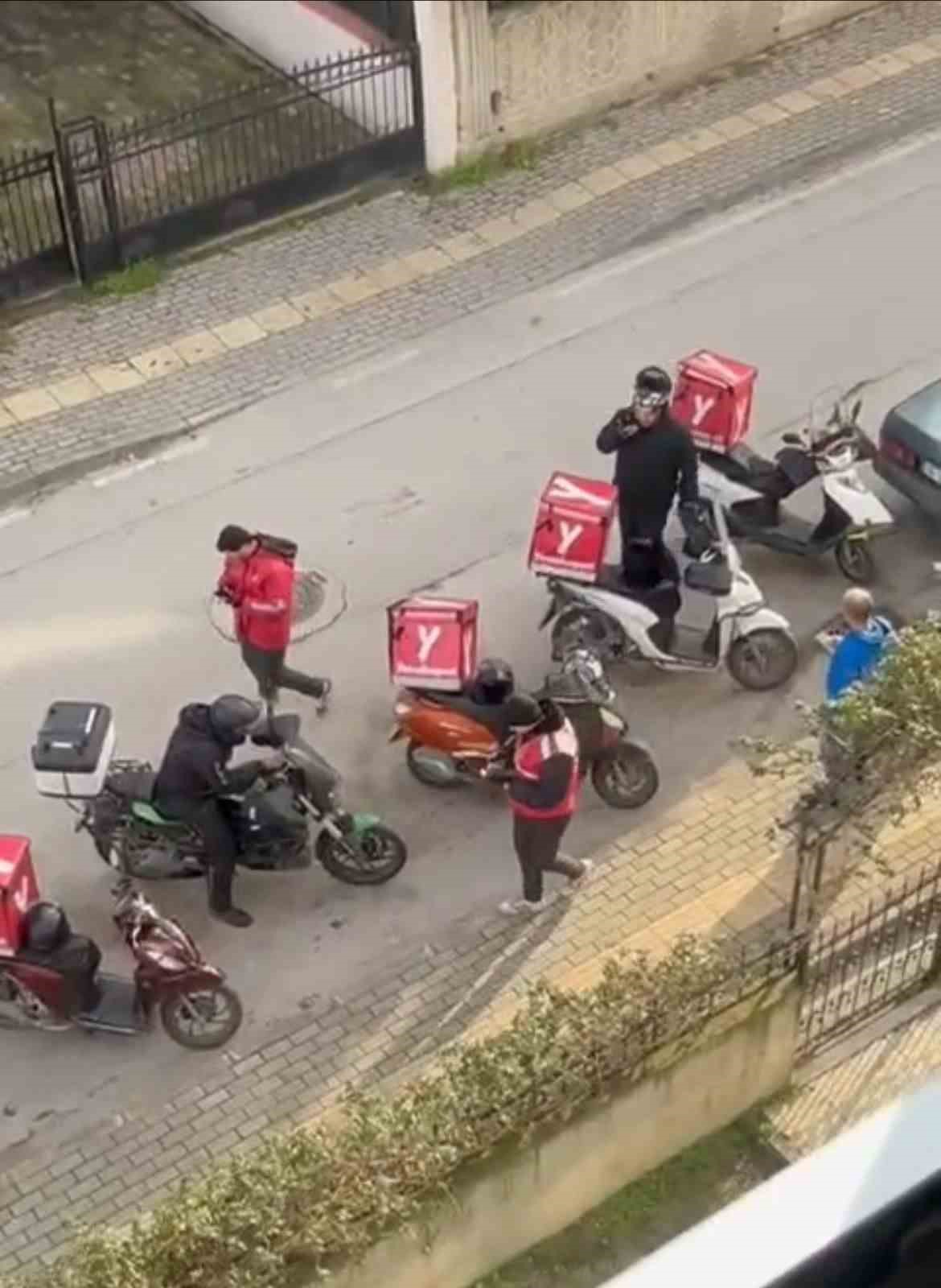 Bursa’da asılsız ihbar ve sipariş kabusu...Yakın arkadaşları da hedef alındı
Bursa’da asılsız ihbar ve sipariş kabusu...Yakın arkadaşları da hedef alındı