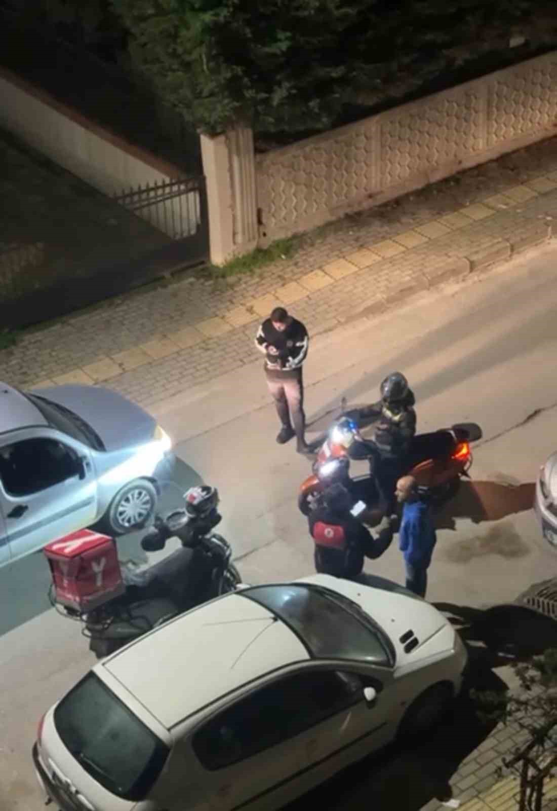 Bursa’da asılsız ihbar ve sipariş kabusu...Yakın arkadaşları da hedef alındı
Bursa’da asılsız ihbar ve sipariş kabusu...Yakın arkadaşları da hedef alındı