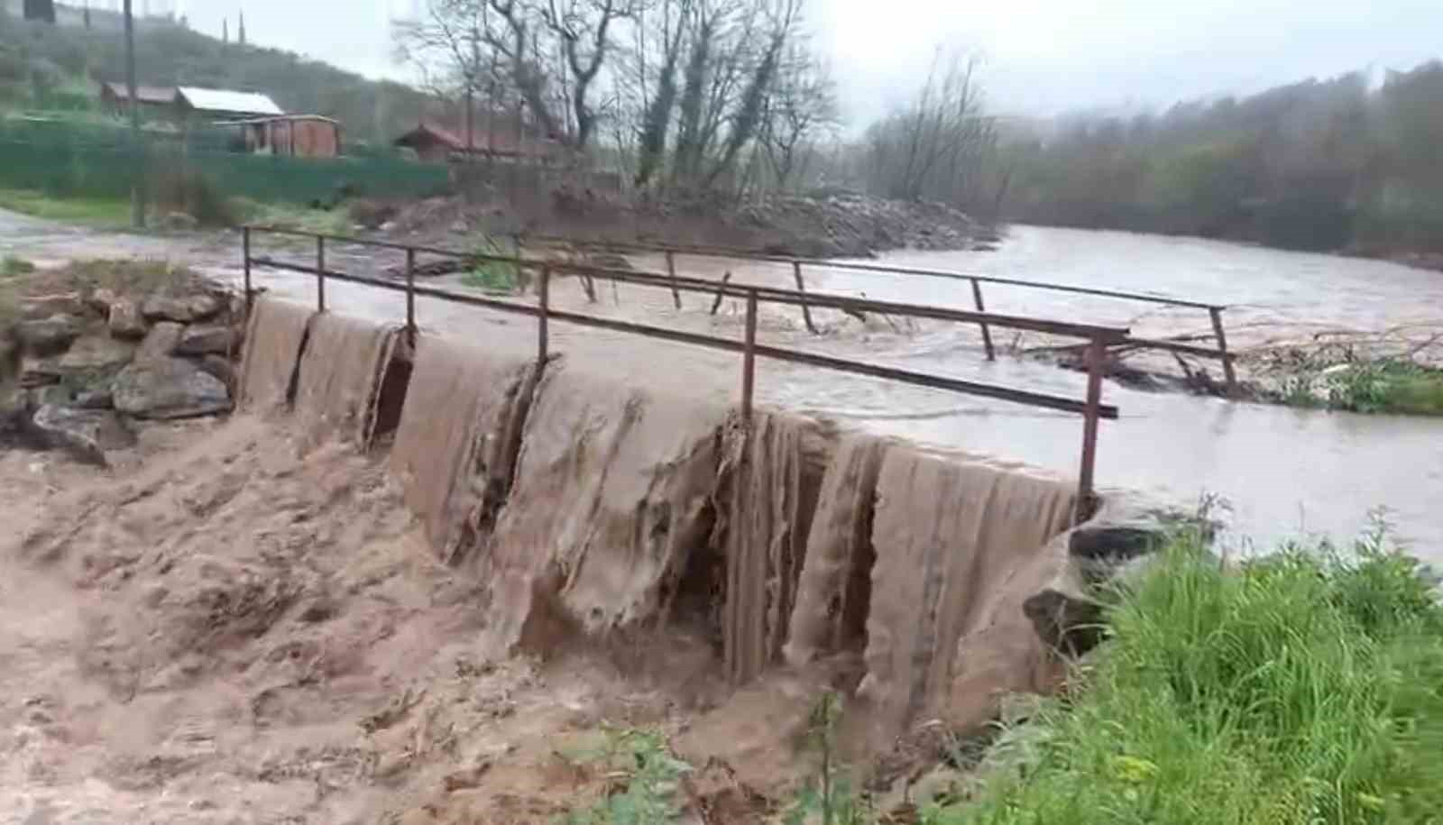 Bursa’da aşırı yağışlar köprüyü trafiğe kapattı
