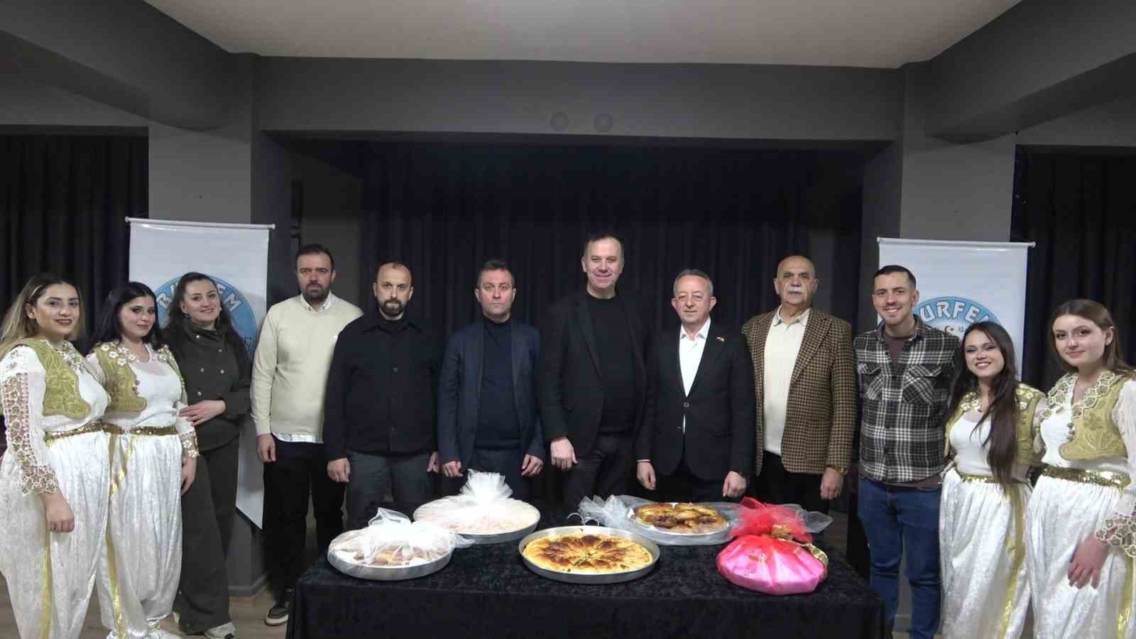 Bursa’da Balkan esintili sahur: Sokak sokak dolaşıp börek topladılar
