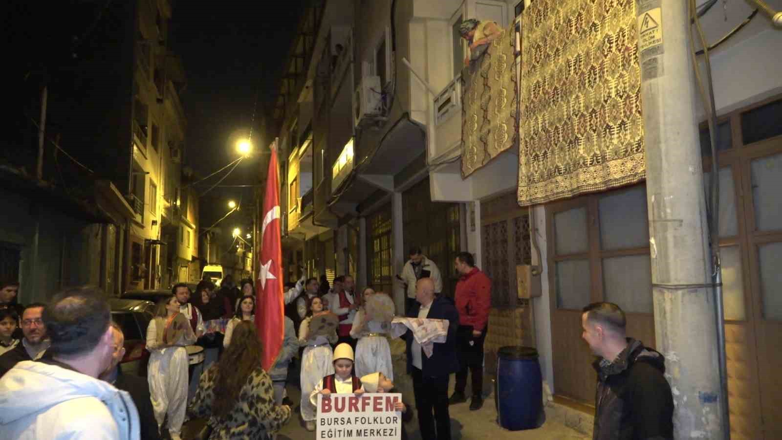 Bursa’da Balkan esintili sahur: Sokak sokak dolaşıp börek topladılar
