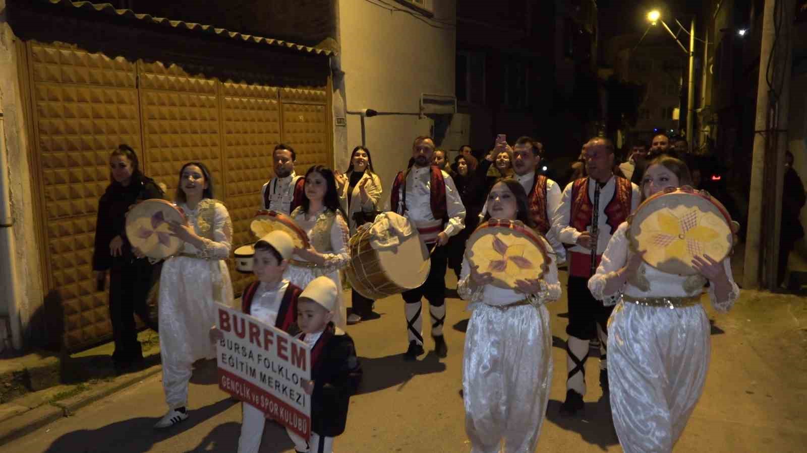 Bursa’da Balkan esintili sahur: Sokak sokak dolaşıp börek topladılar
