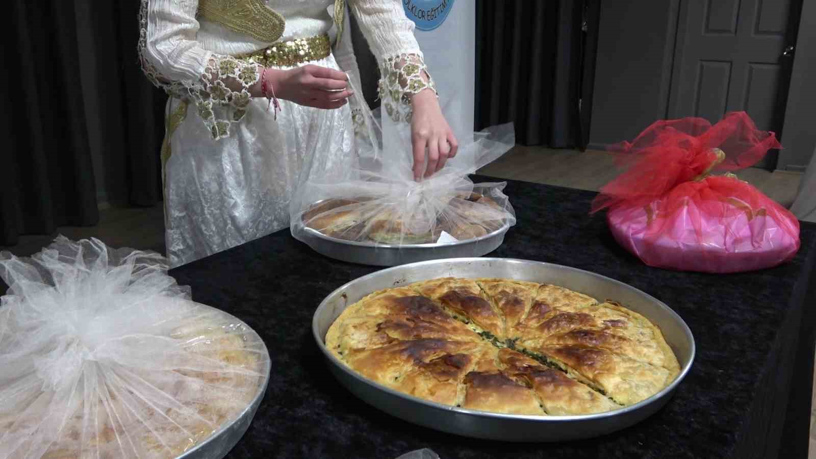 Bursa’da Balkan esintili sahur: Sokak sokak dolaşıp börek topladılar
