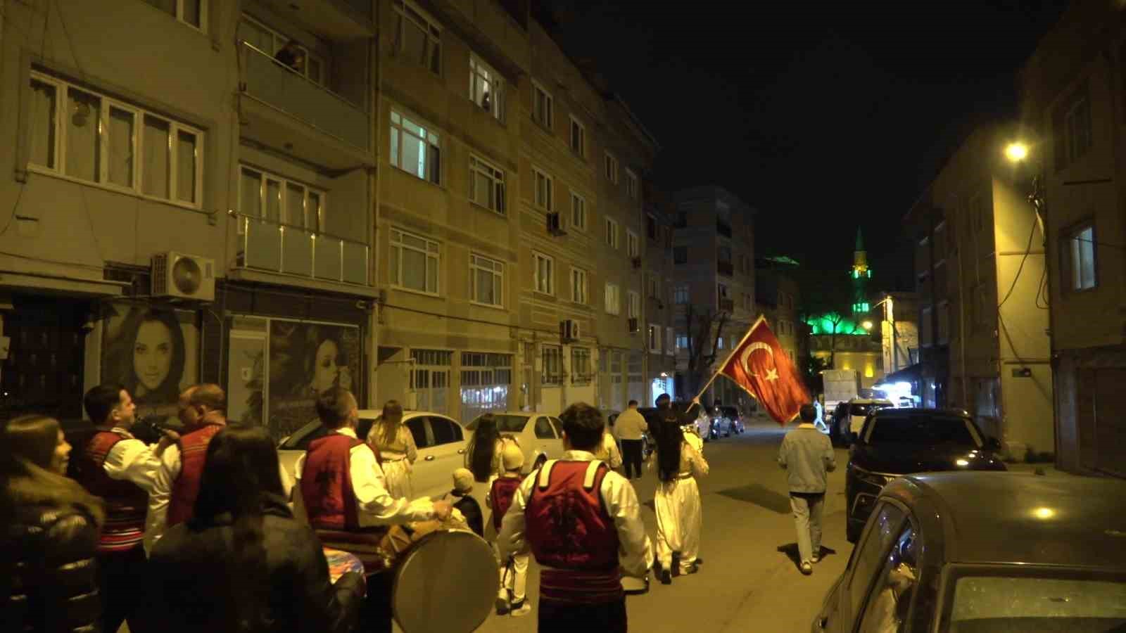 Bursa’da Balkan esintili sahur: Sokak sokak dolaşıp börek topladılar
