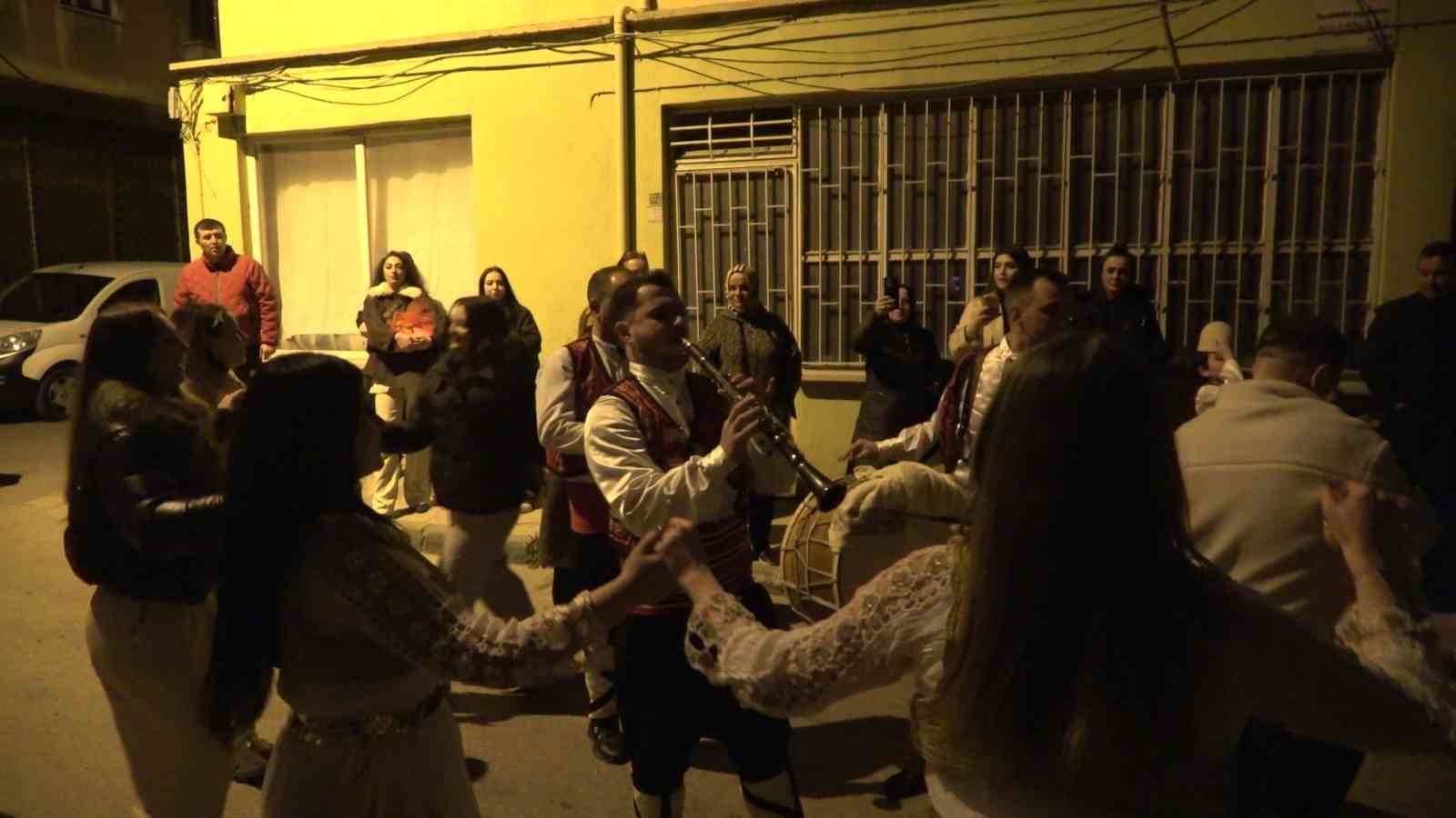 Bursa’da Balkan esintili sahur: Sokak sokak dolaşıp börek topladılar
