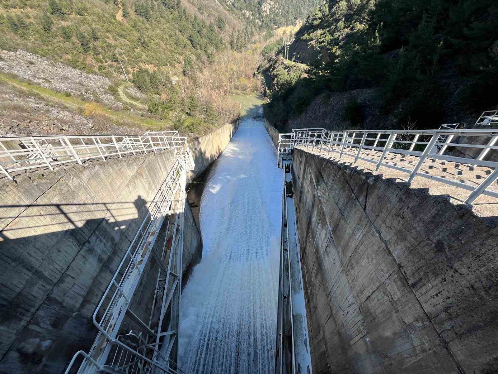 Bursa’da barajların kapakları açıldı
