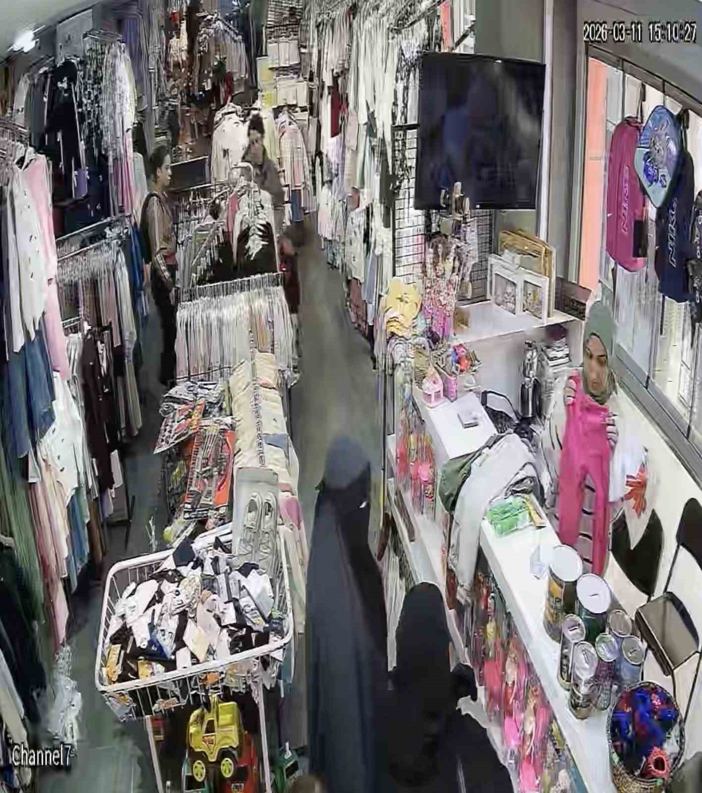 Bursa’da bayram yoğunluğunu fırsat bilen 2 kadın 16 bin liralık ürün çaldı
