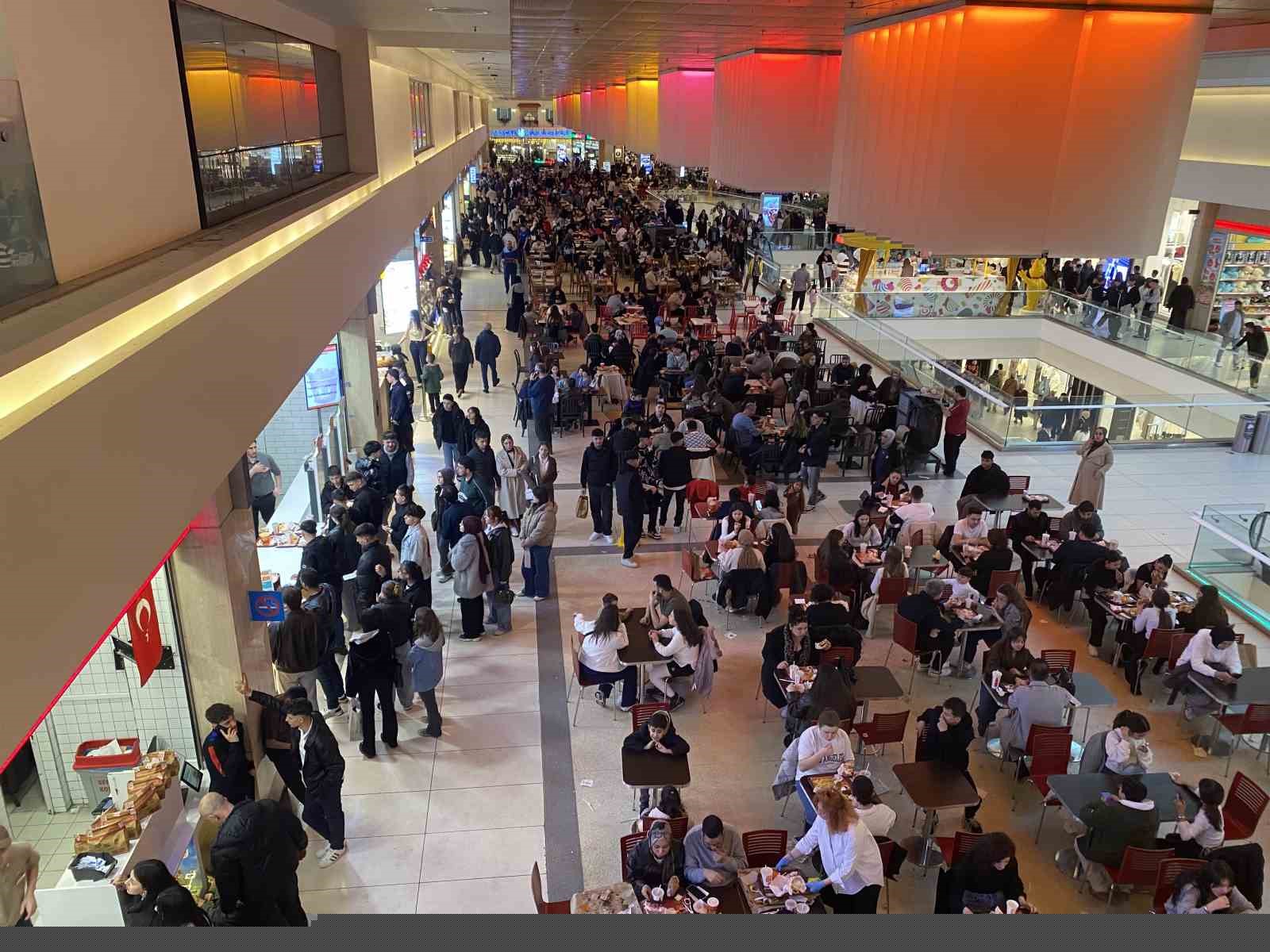 Bursa’da bayramın adresi AVM’ler oldu
