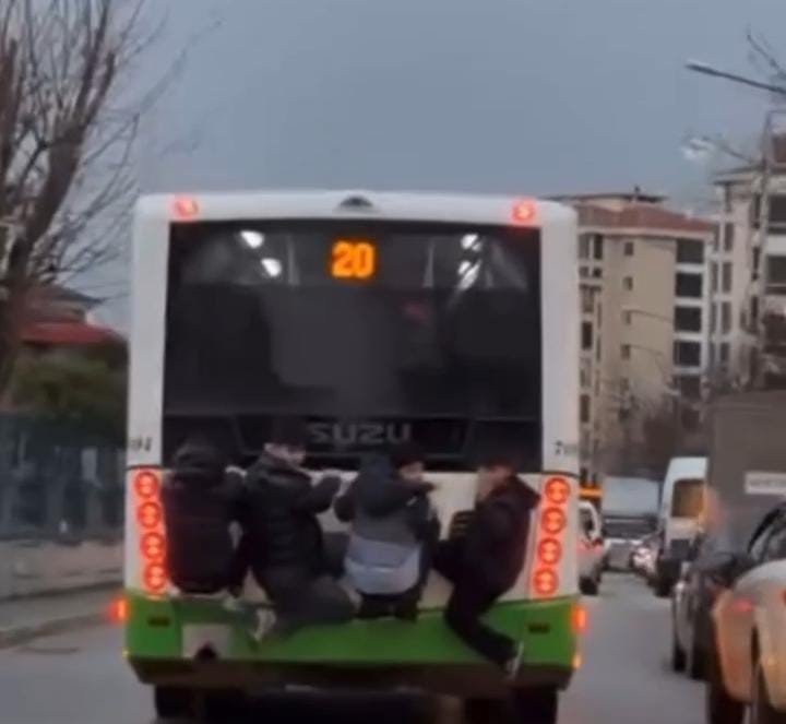 Bursa’da belediye otobüsünde tehlikeli yolculuk
