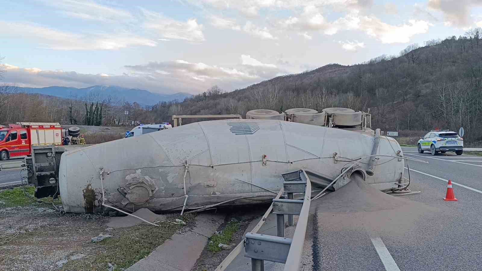 Bursa’da beton tankeri devrildi: 1 ölü
