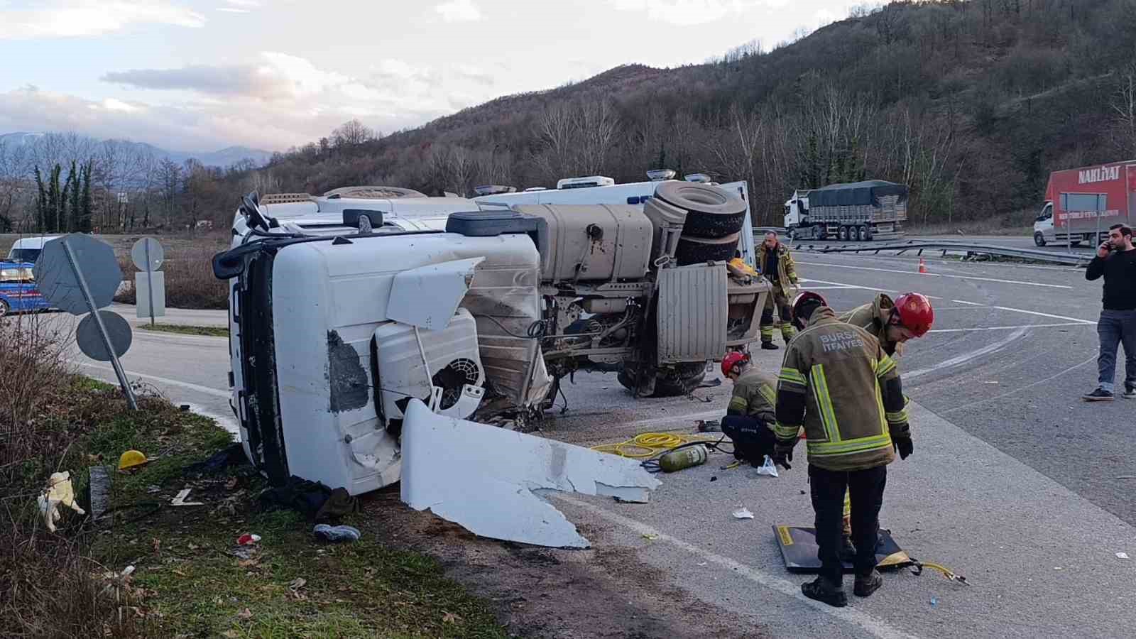 Bursa’da beton tankeri devrildi: 1 ölü
