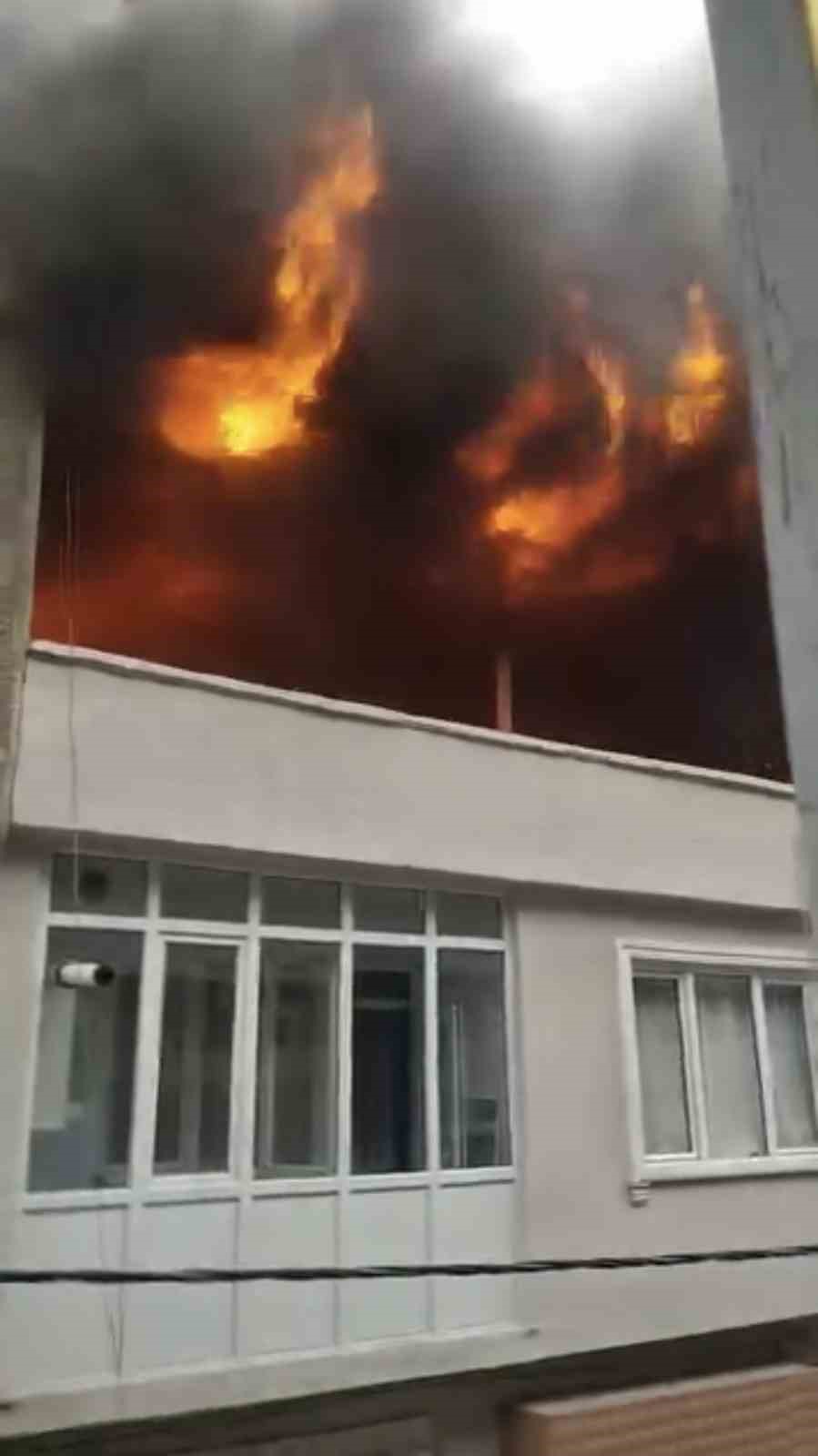Bursa’da binanın çatısı alevlere teslim oldu
