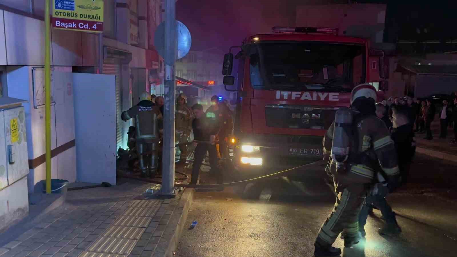 Bursa’da bir depoda çıkan yangın itfaiye ekiplerini harekete geçirdi
