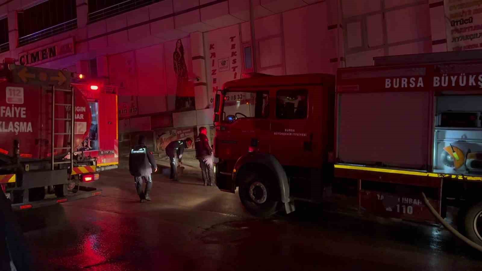 Bursa’da bir depoda çıkan yangın itfaiye ekiplerini harekete geçirdi
