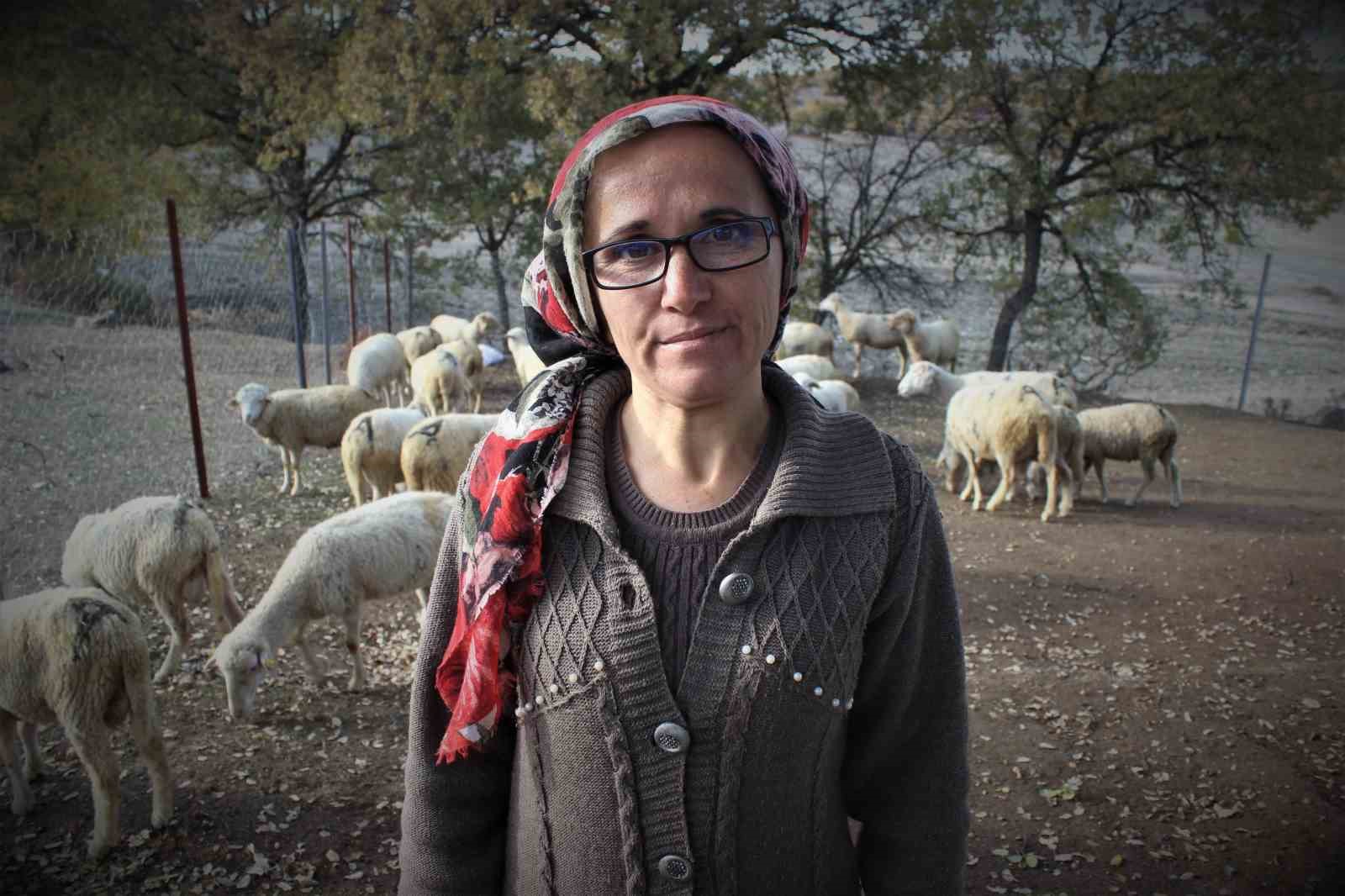 Bursa’da boğazından bıçaklanarak öldürülen kadının eski görüntüleri ortaya çıktı
Bursa’da boğazından bıçaklanarak öldürülen kadının eski görüntüleri ortaya çıktı