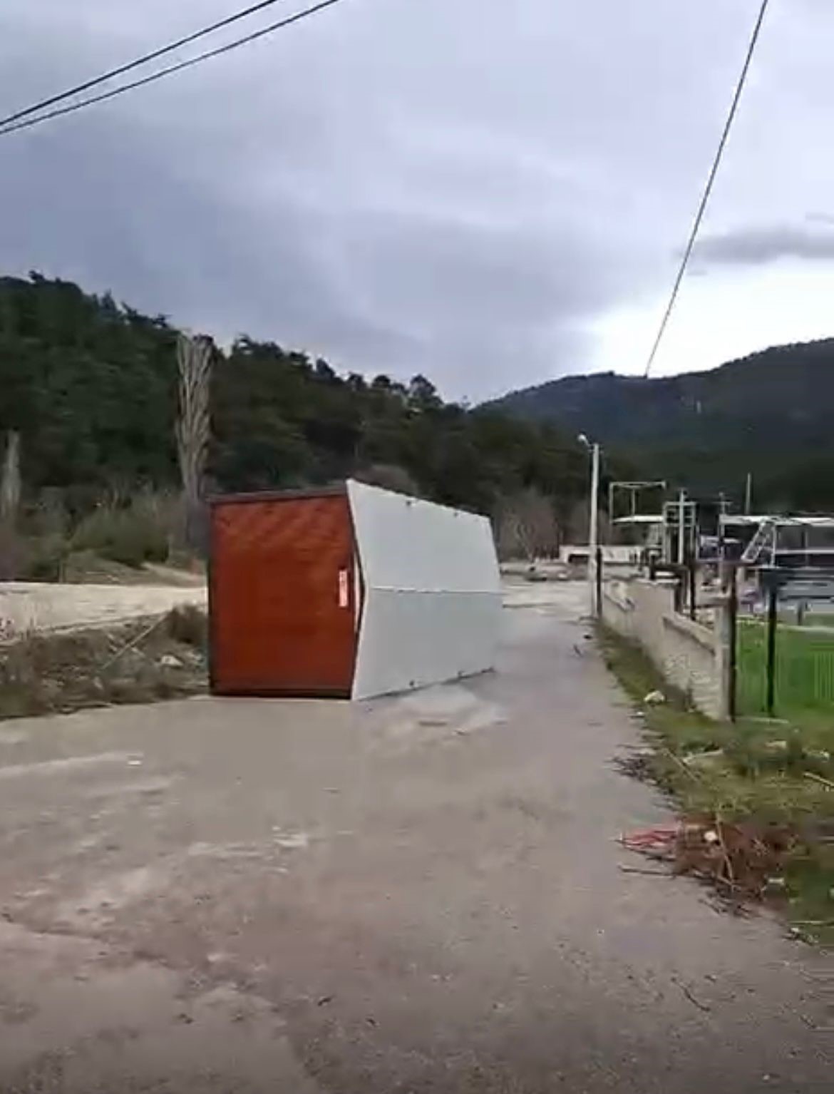 Bursa’da çatı ve prefabrik evler böyle uçtu, ağaçlar kırıldı
