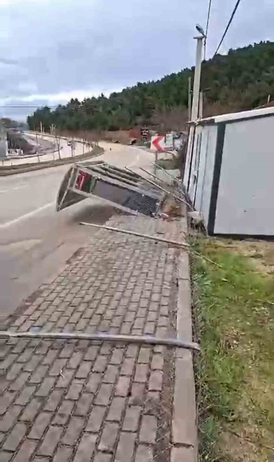 Bursa’da çatı ve prefabrik evler böyle uçtu, ağaçlar kırıldı
