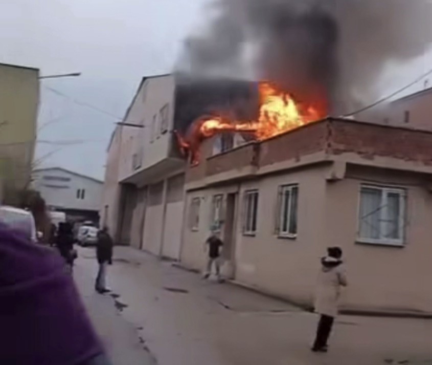 Bursa’da çatı yangını paniği
