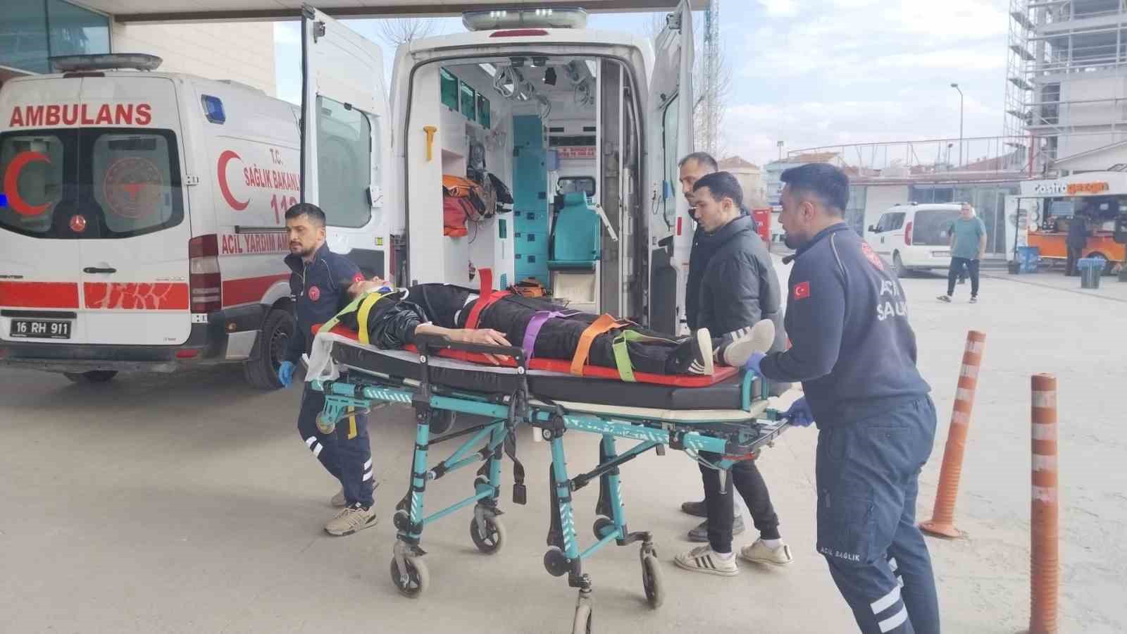 Bursa’da cip ile motosiklet çarpıştı, 2 kişi yaralandı: Kaza anı kamerada
