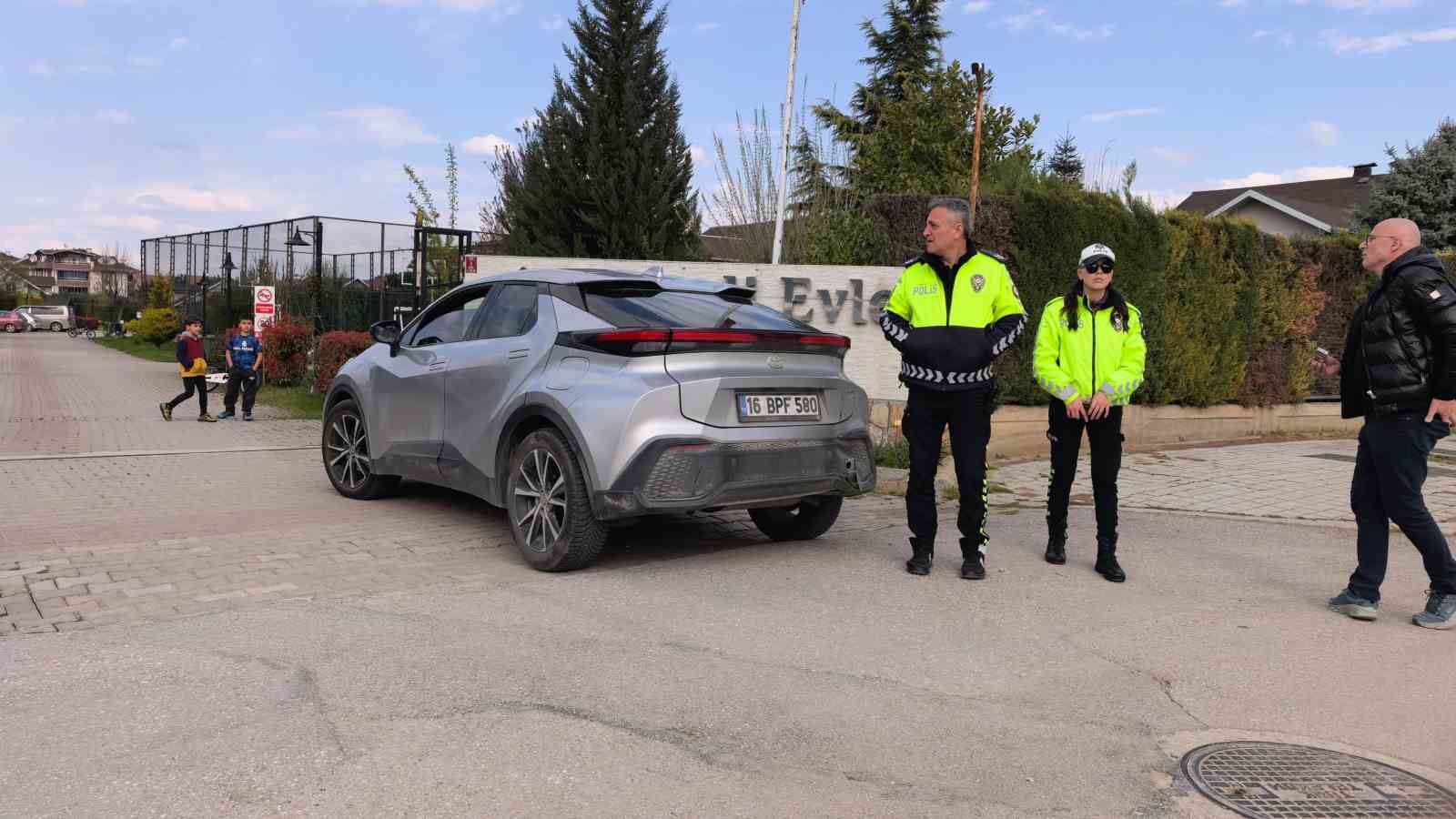 Bursa’da cip ile motosiklet çarpıştı, 2 kişi yaralandı: Kaza anı kamerada
