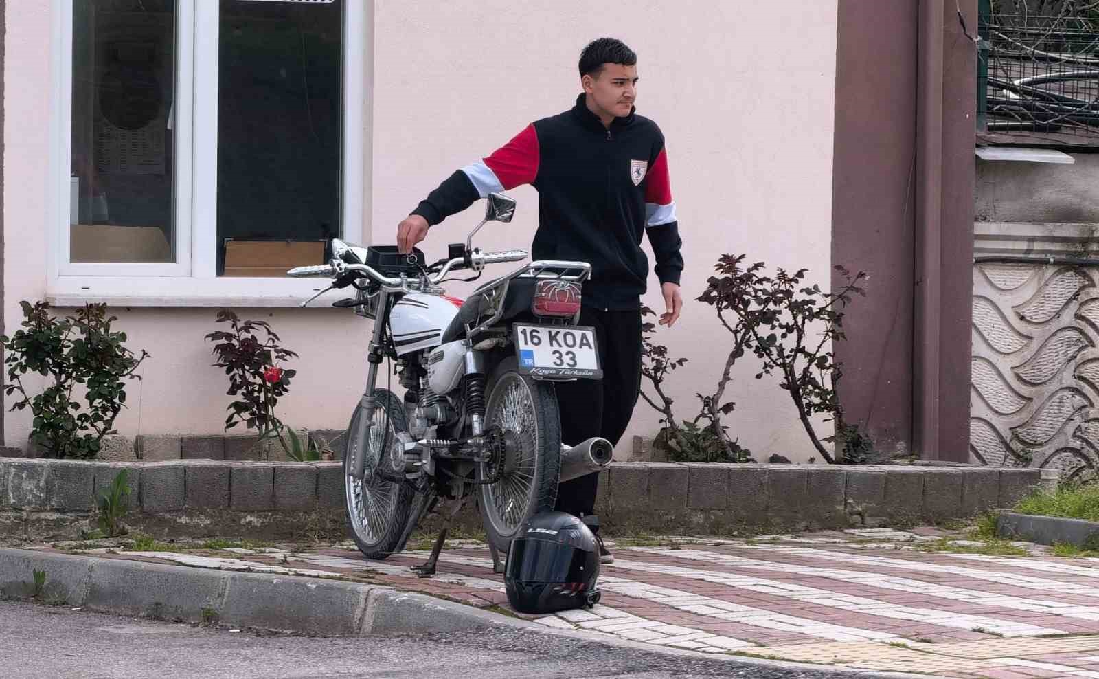 Bursa’da cip ile motosiklet çarpıştı, 2 kişi yaralandı: Kaza anı kamerada
