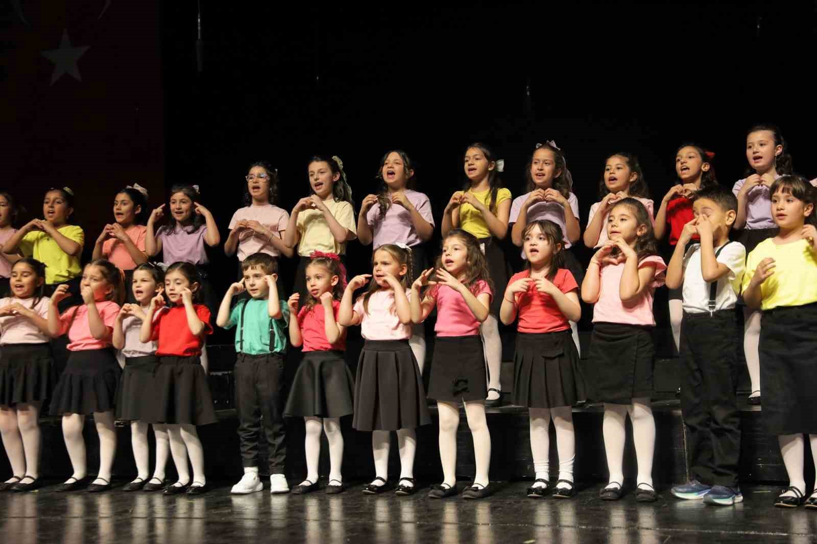 Bursa’da çocukların sesi senfoniyle yükseldi
