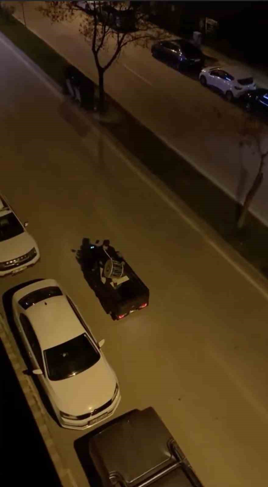 Bursa’da davulcular elektrikli açık kasalı motosikletle sahura kaldırıyor
