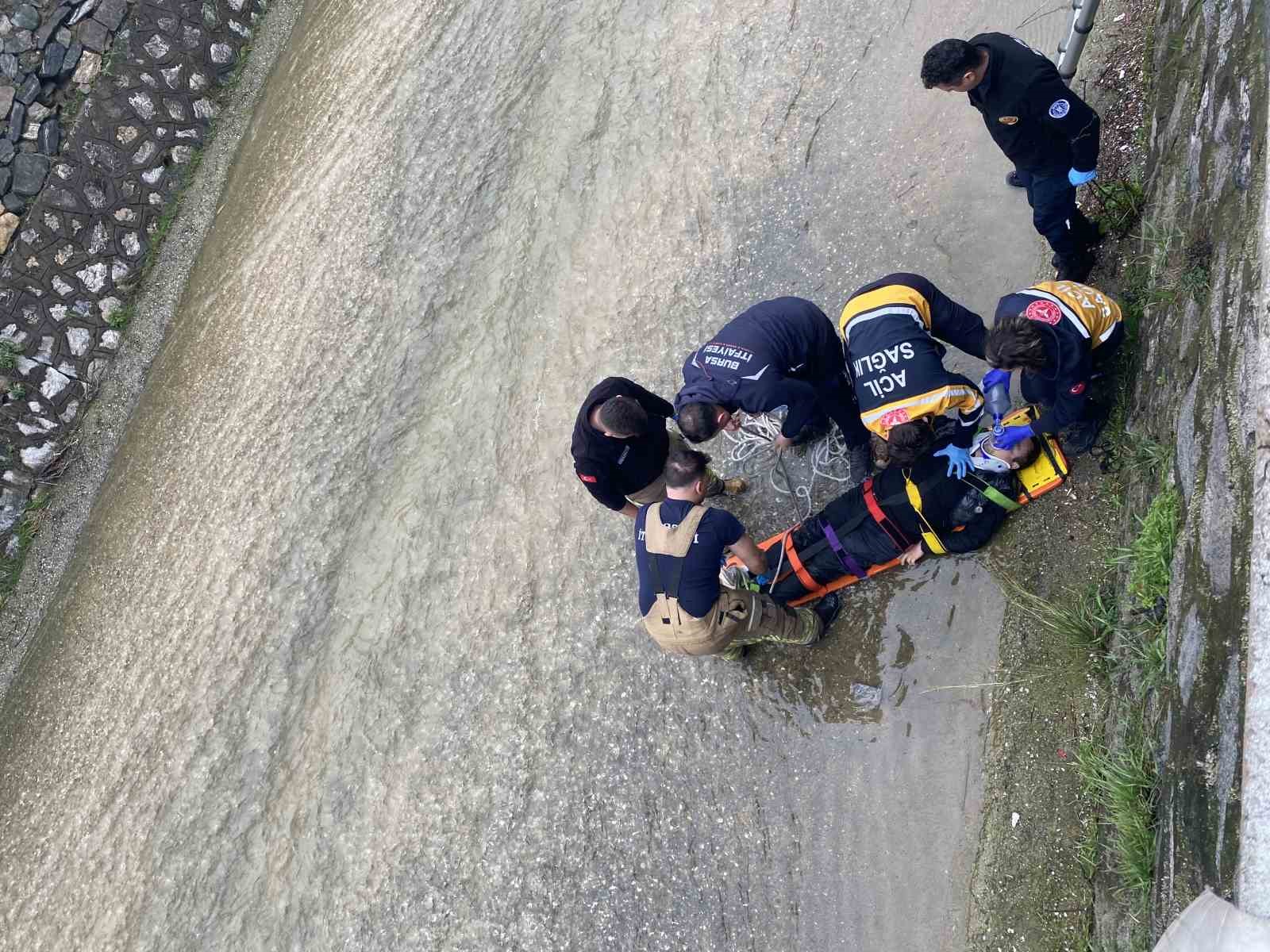 Bursa’da dereye düşen adam kalp masajıyla hayata döndürüldü
