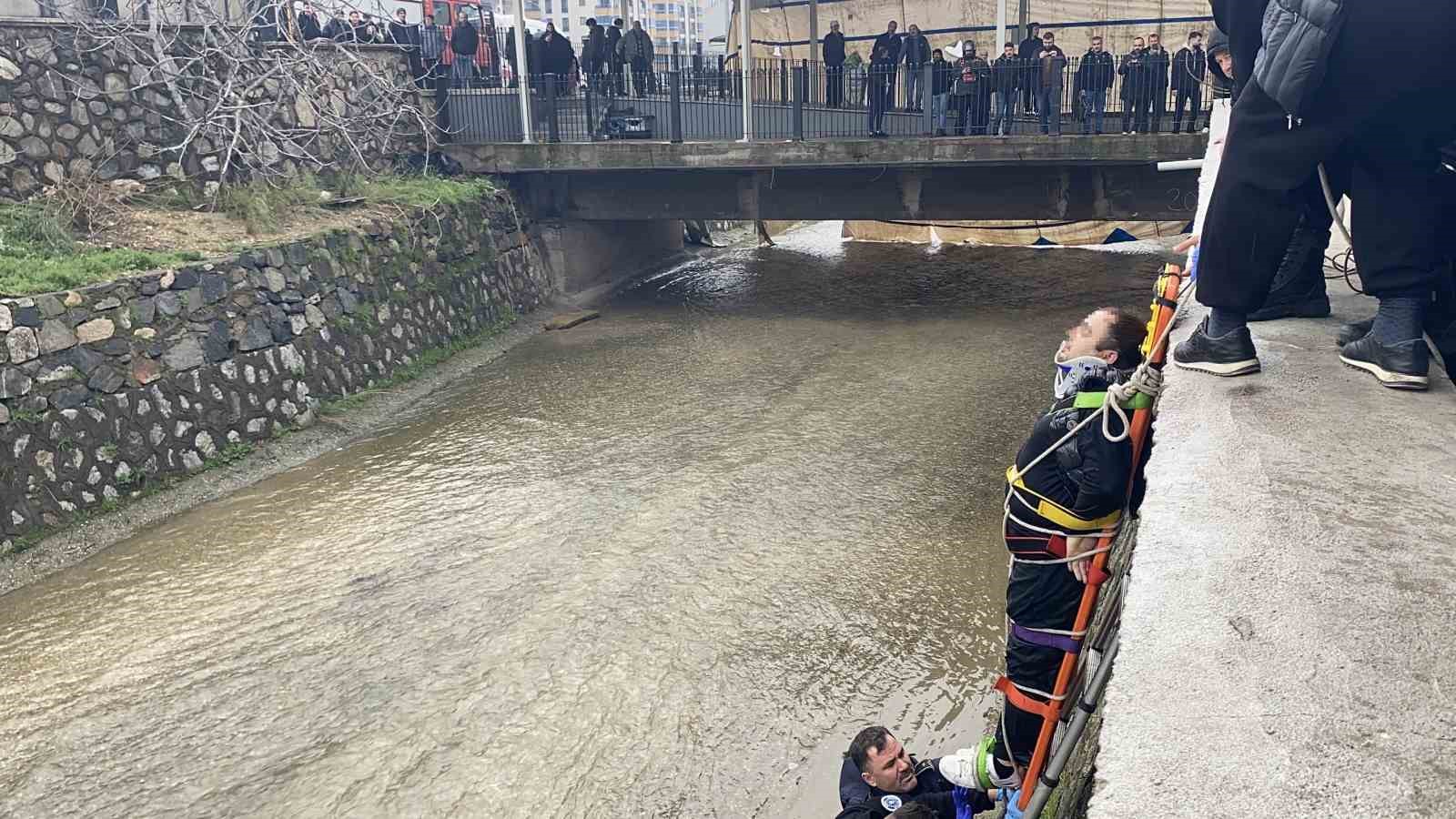 Bursa’da dereye düşen adam kalp masajıyla hayata döndürüldü
