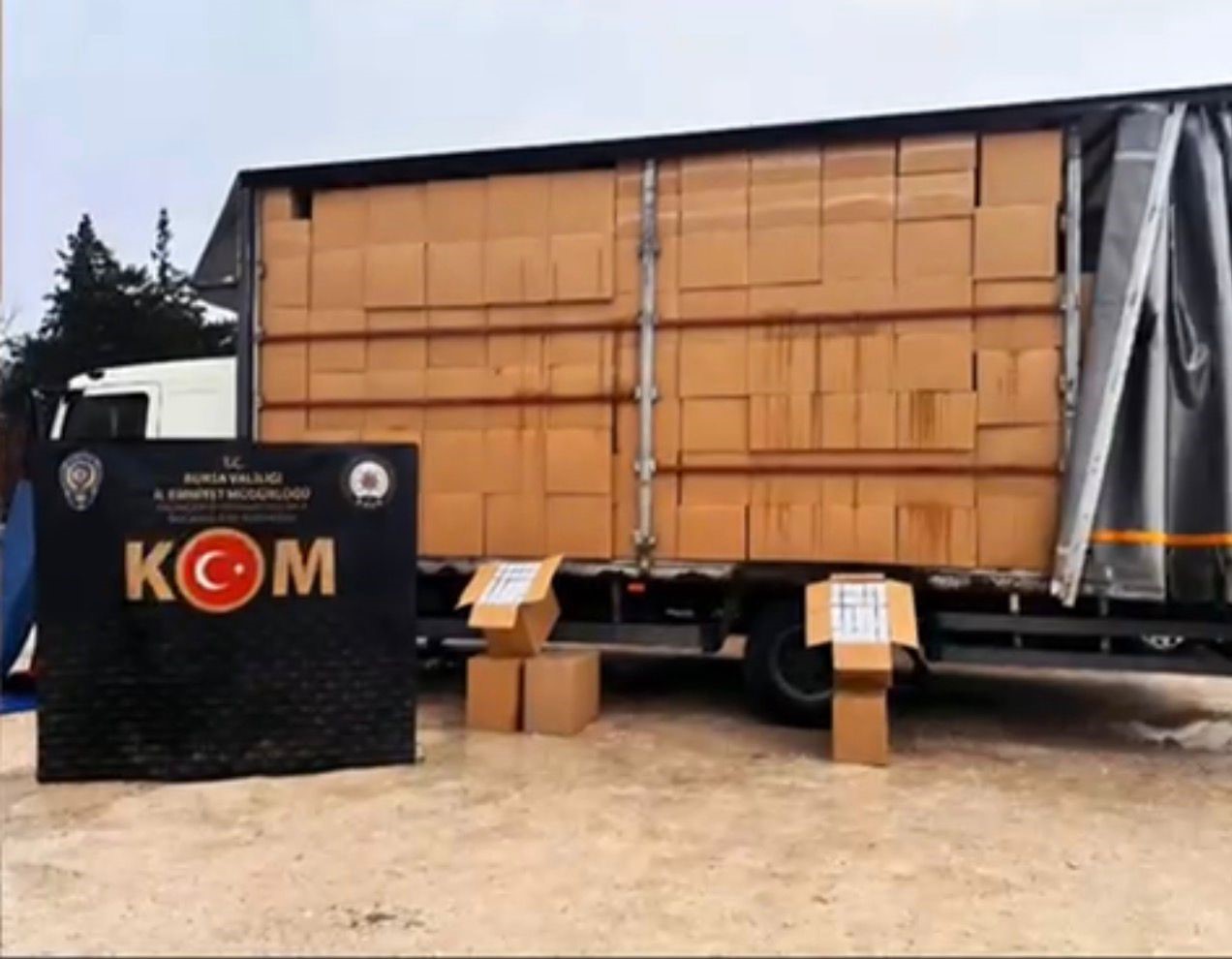 Bursa’da dev kaçak tütün operasyonu...Milyonlarca makaron ele geçirildi
