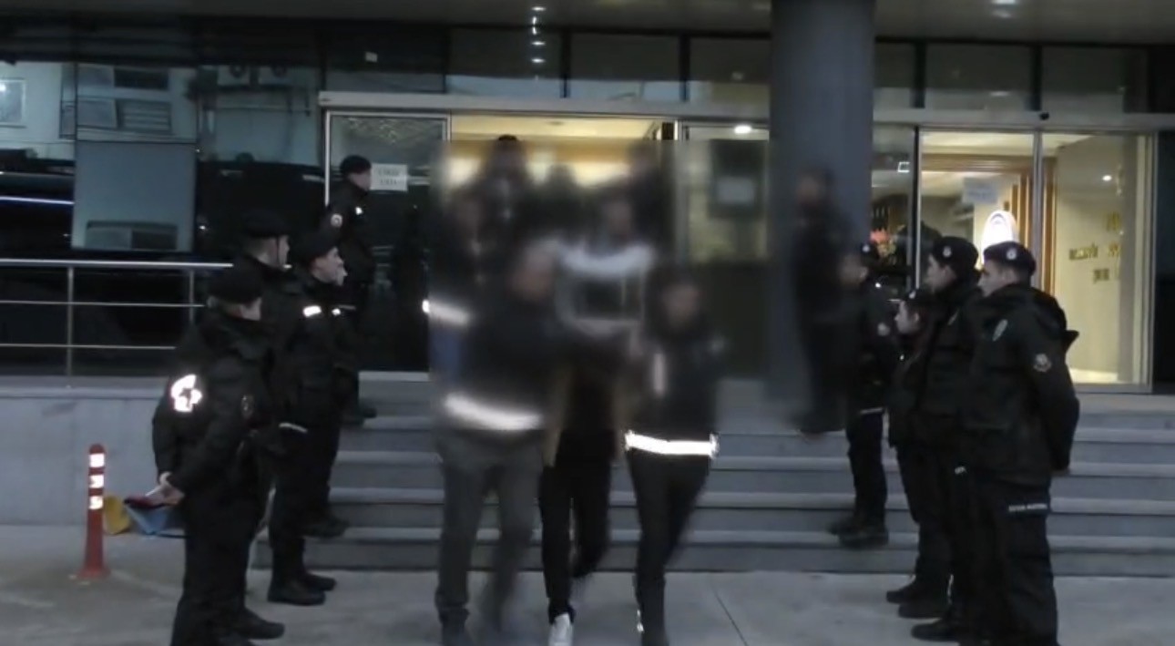 Bursa’da dev uyuşturucu operasyonu : 102 kişi yakalandı, 84 kişi tutuklandı
Bursa’da dev uyuşturucu operasyonu : 102 kişi yakalandı, 84 kişi tutuklandı