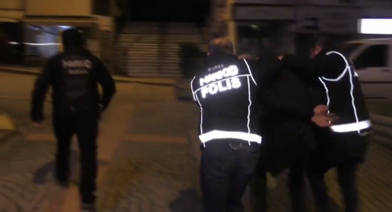 Bursa’da dev uyuşturucu operasyonu : 102 kişi yakalandı, 84 kişi tutuklandı
Bursa’da dev uyuşturucu operasyonu : 102 kişi yakalandı, 84 kişi tutuklandı