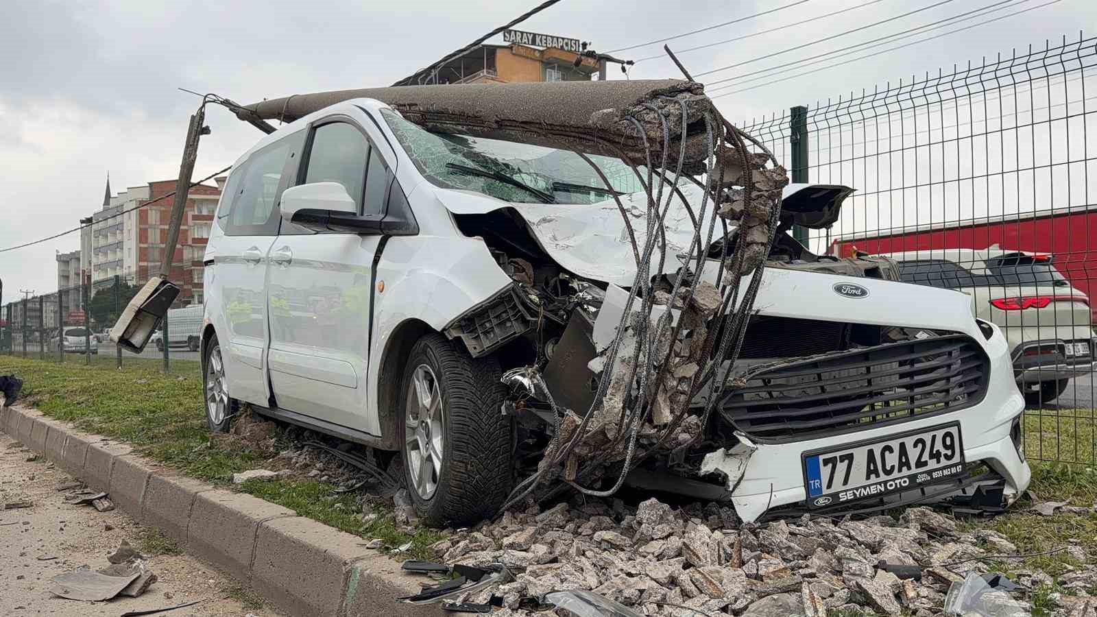 Bursa’da direğe çarpan otomobildeki, 2 kişi yaralandı
