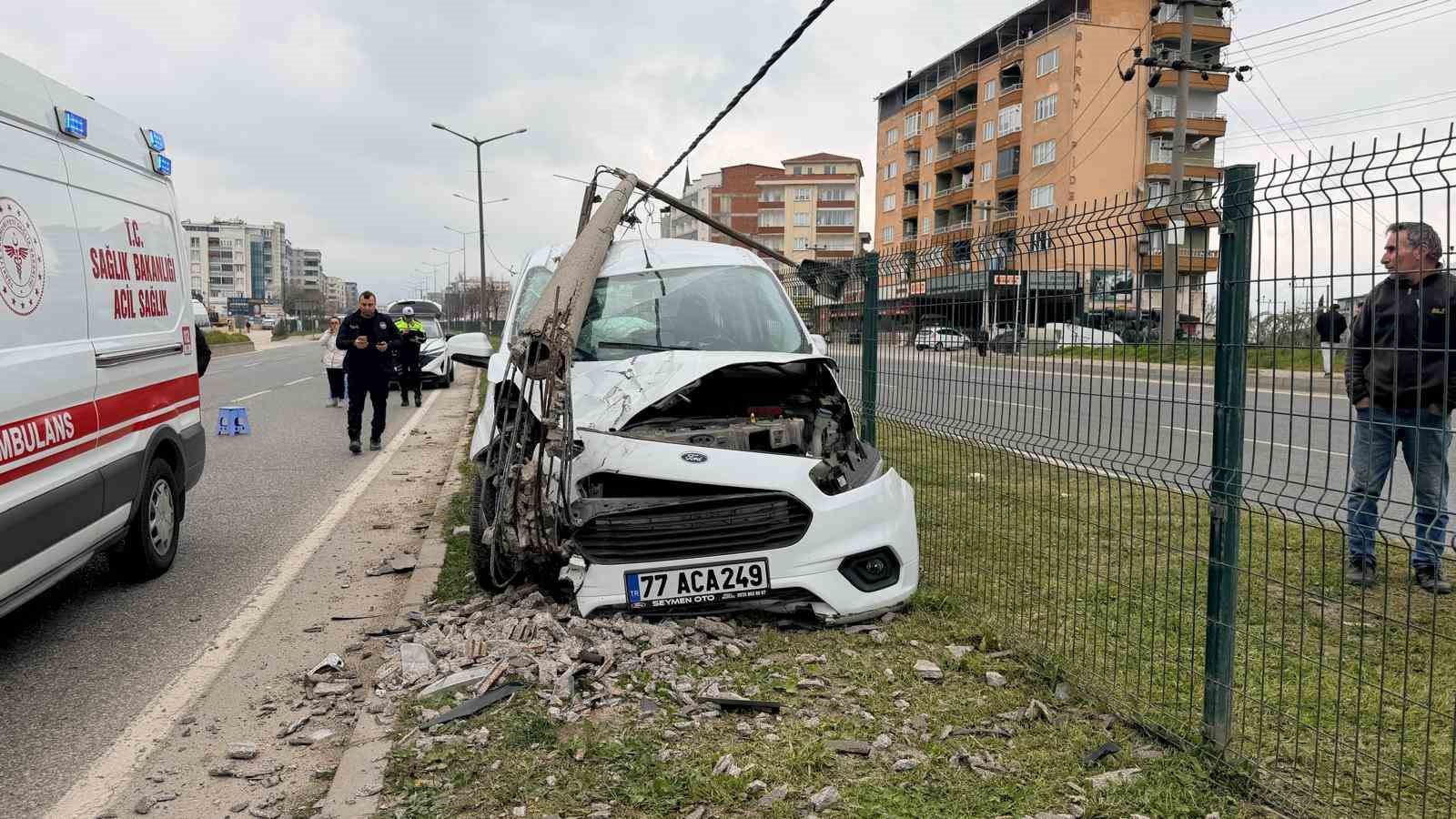 Bursa’da direğe çarpan otomobildeki, 2 kişi yaralandı
