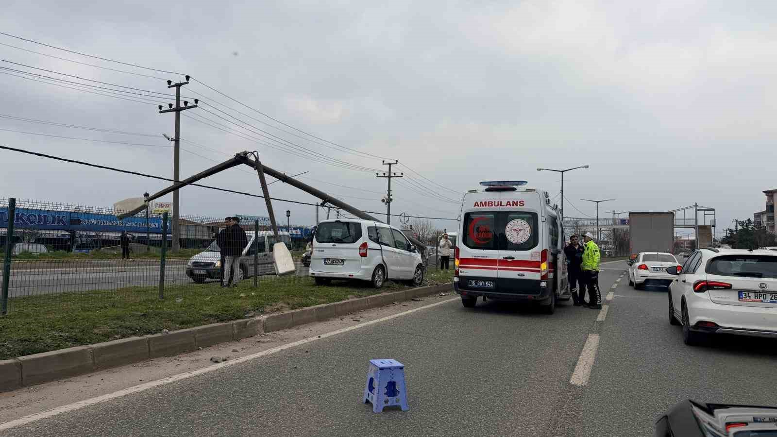 Bursa’da direğe çarpan otomobildeki, 2 kişi yaralandı
