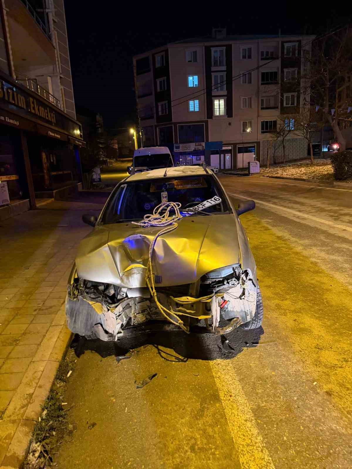 Bursa’da direksiyon hakimiyetini kaybeden sürücü direğe çarptı
