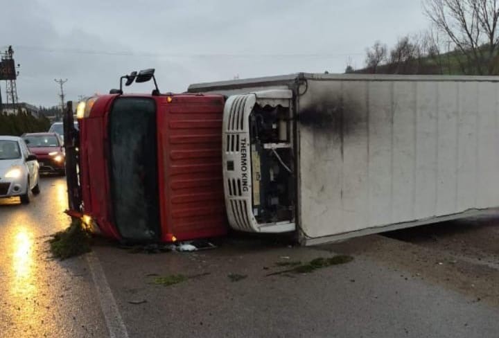 Bursa’da direksiyon hakimiyetini kaybeden sürücü fabrikaya çarptı: 2 yaralı
